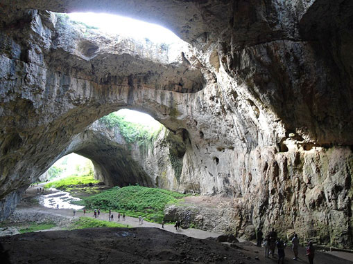 Entrada principal de la cueva Devetashka
