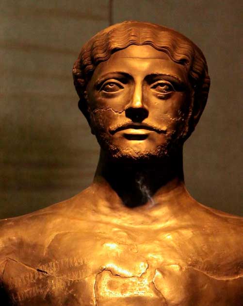 A bronze statue of Dhamar Ali Yahbur II, a Himyarite king who probably reigned in late 3rd or early 4th century AD. Displayed in the Sana'a National Museum, Yemen. (Retlaw Snellac/CC BY 2.0)