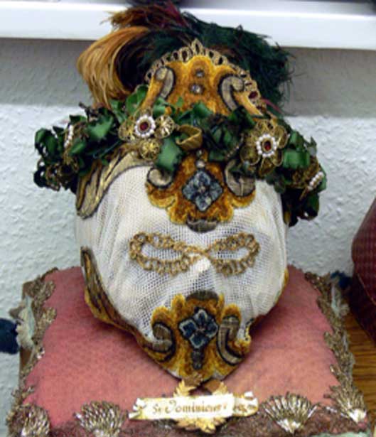 不気味な崇拝の形と重く宝石で飾られた骨格は、カタコンベの聖人の信心深さを反映していますか？ （アンドレアスプラエフケ/パブリックドメイン)