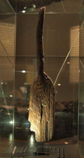 Paddle of Duvensee dating to around 6200 BC. It is one of the world's oldest surviving wooden paddles. (Archäologisches Museum Hamburg und Stadtmuseum Harburg / CC BY-SA 3.0)