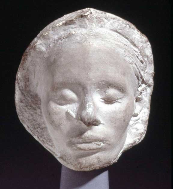 Plaster cast (modern) of a human face, taken from an ancient mold (c. 2300 BC) discovered at the pyramid-temple of Teti at Saqqara in Egypt. It is believed to be the face of King Teti, the first king of the Sixth Dynasty of Egypt, or one of his wives. (Trustees of The British Museum / CC by SA 4.0).