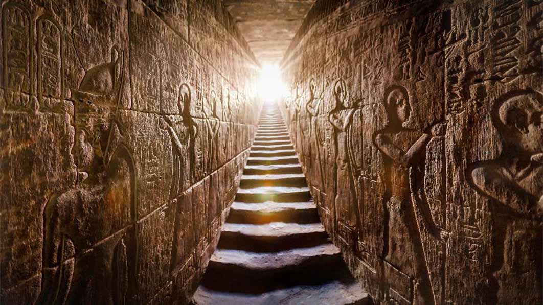 Representation of an ancient Egyptian temple passage lit by an exceptional light. Source: Konstantin / Adobe Stock