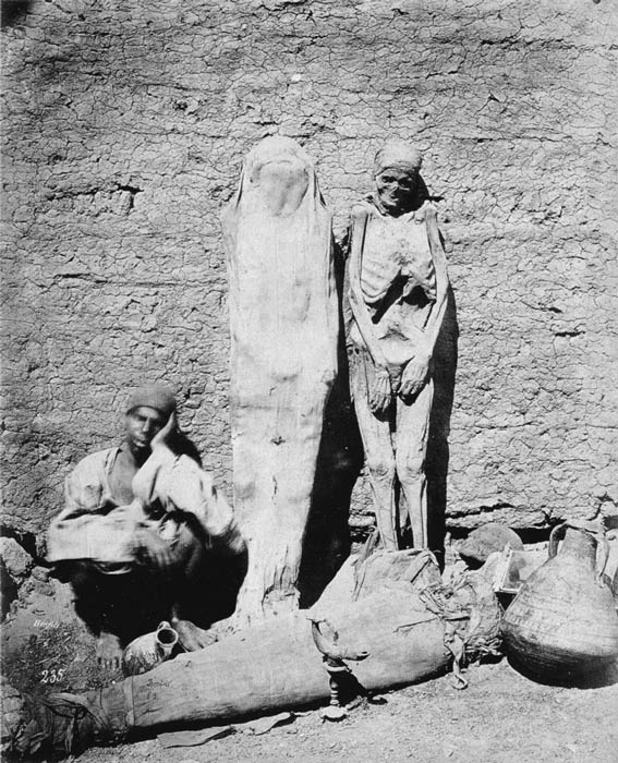 Un comerciante de momias egipcias vendiendo sus productos en 1870. ¿Cuántos conocidos potenciales hemos perdido debido a la popularidad del pigmento marrón de las momias? (Dominio publico)
