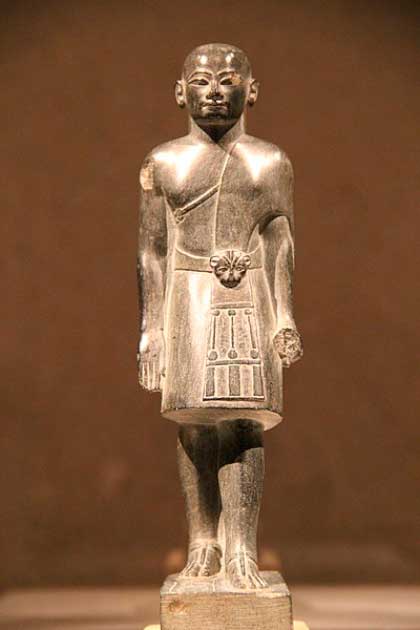 Una estatua del antiguo sacerdote egipcio en la Galería Egipcia, Neues Museum, Berlín, Alemania. (CC0)