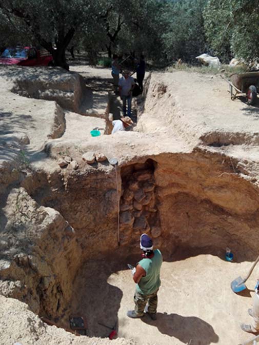 Entrance of the tomb blocked by stones (Greek Ministry of Culture)