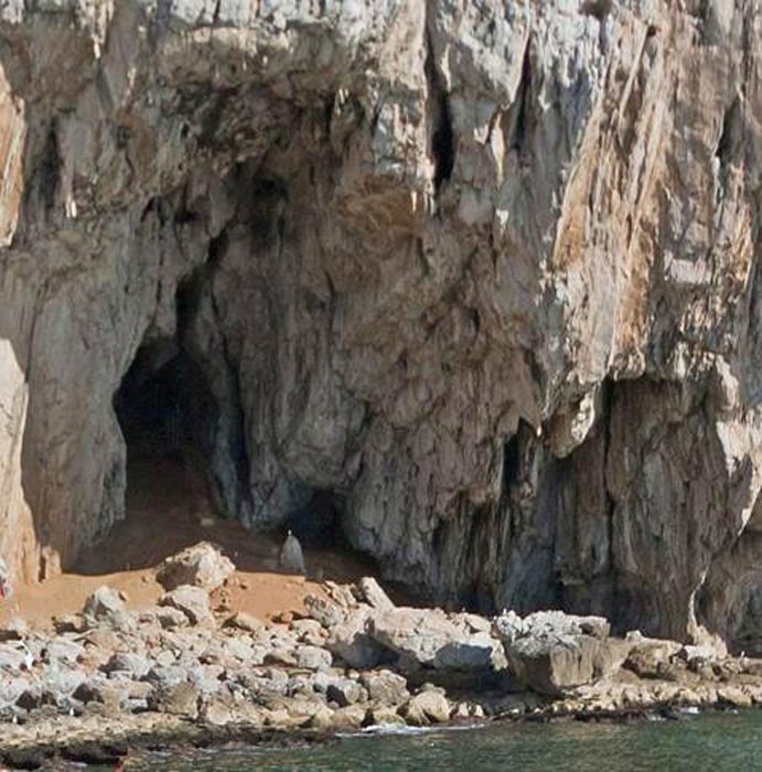 Entrada a la Cueva de la Vanguardia, Peñón de Gibraltar (© Gibmetal 77 / CC BY-SA 3.0)