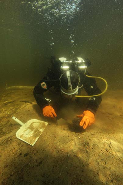 Eveliina Salo taking samples of the hearth structure. Image: Jesse Jokinen/Museovirasto.