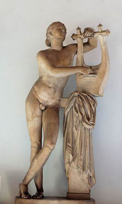 Ejemplo de una lira clásica de estilo mediterráneo en una estatua de estilo griego. (Dominio publico)