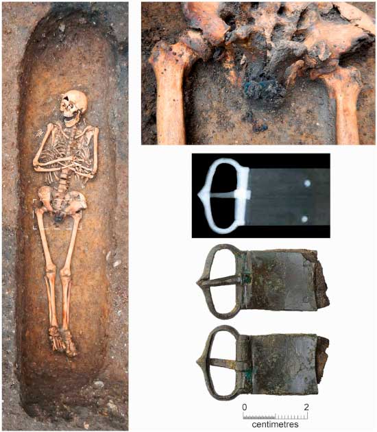 Excavación de un fraile agustino con los restos de su hebilla de cinturón de metal in situ (izquierda) y primer plano de la hebilla (derecha). (Unidad Arqueológica de Cambridge/Science Direct)