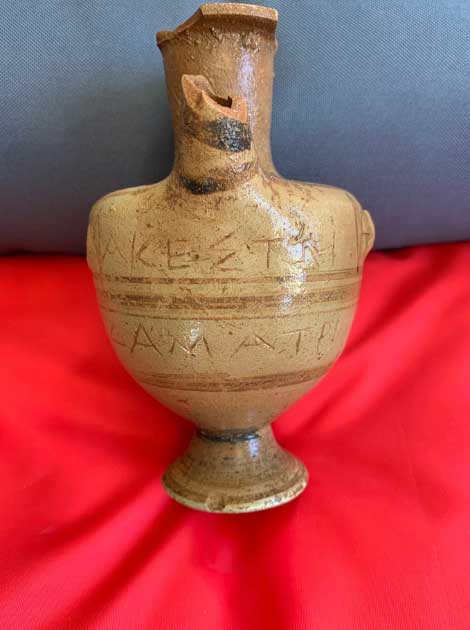 Las excavaciones del templo de Falasarna revelaron varios artefactos, incluida esta hidria inscrita grabada con el nombre de la diosa Deméter. (Ministerio de Cultura de Grecia)