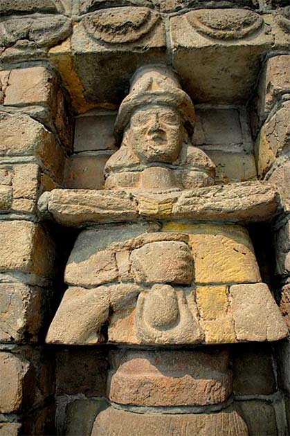 Facade of Inanna Temple at Uruk, Iraq. Female deity pouring life-giving water from a vessel. (Osama Shukir Muhammed Amin/CC BY-SA 4.0)