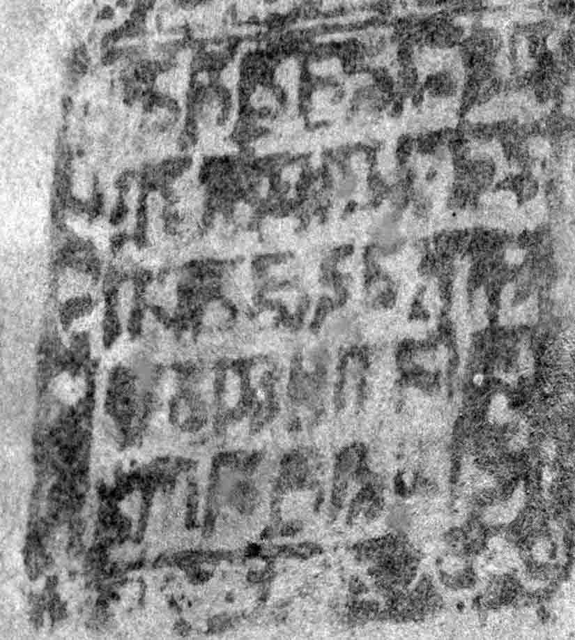 El papel sánscrito descolorido escrito al pie de cada uno de los cinco budas, en la cueva 465, que no se podía leer porque las letras estaban 