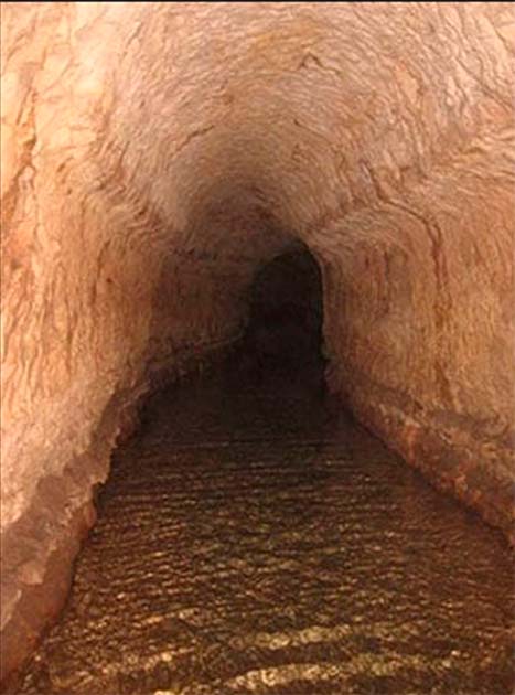 Tramo del túnel inundado del Qanat Firaun. (Pafnucio/CC BY-SA 3.0)