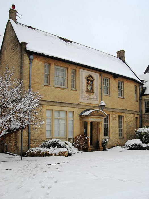 Frewin Hall in the snow is the only old building from the lost college of Oxford still standing. The other original buildings were found during recent reconstruction below the footprints in the snow in the very lower left corner of the photo. (Drw25 / CC BY-SA 3.0)