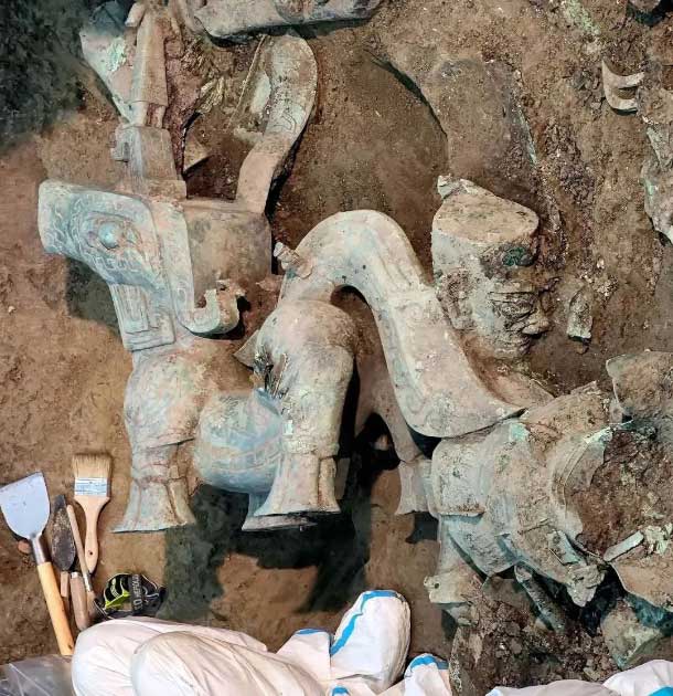 Vista completa de la gran bestia de bronce mítica encontrada en Sanxingdui. (Weibo)