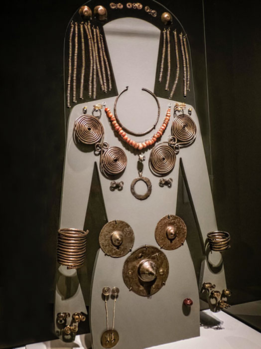 Funerary ornaments of an aristocratic lady of Aigai, the earliest capital of ancient Macedon Greek 9th century BC. (Mary Harrch / CC BY-NC-SA 2.0)