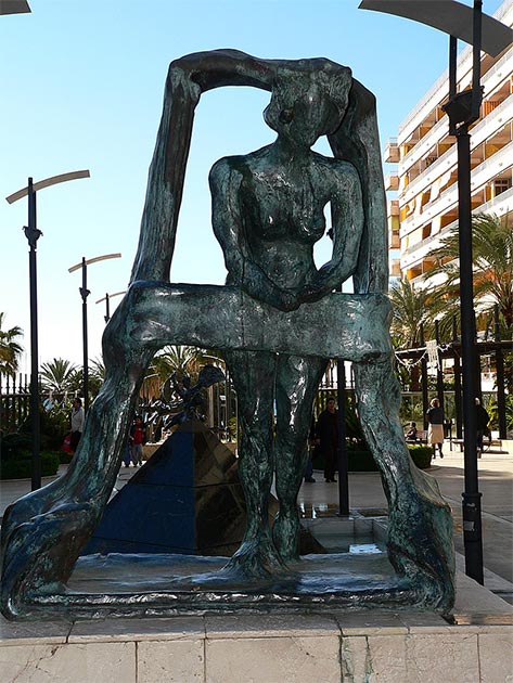 ‘Gala leaning out the window’, sculpture by Salvador Dalí. (Manuel González / CC BY-SA 3.0)