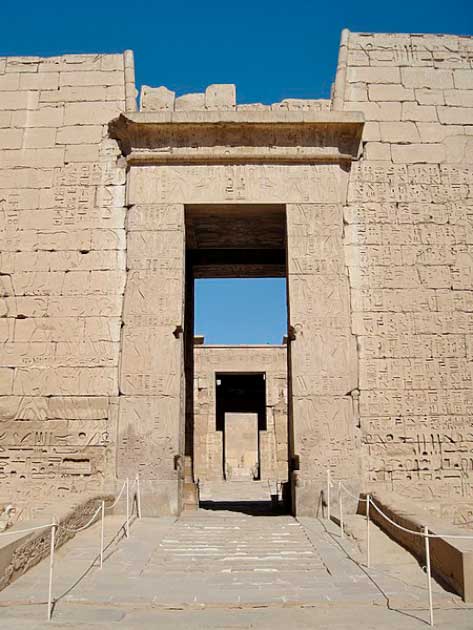 Puerta entre el primer y segundo patio del templo mortuorio de Ramsés III. en Medinet Habu, Egipto. (Olaf Taush/CC BY 3.0)