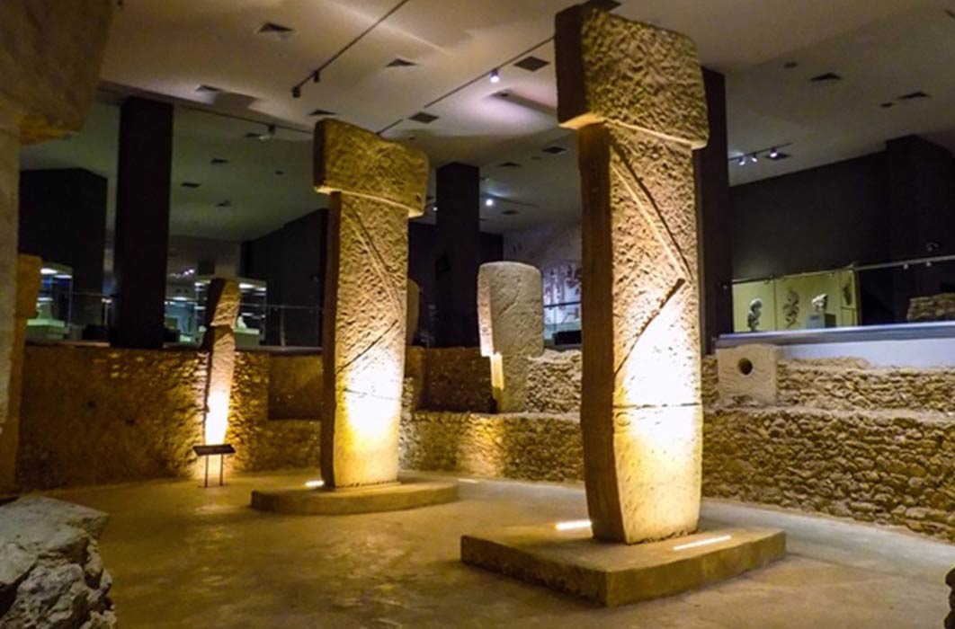 Göbekli Tepe PIlars in the Sanliurfa museum. (Cobija / CC BY-SA 4.0)
