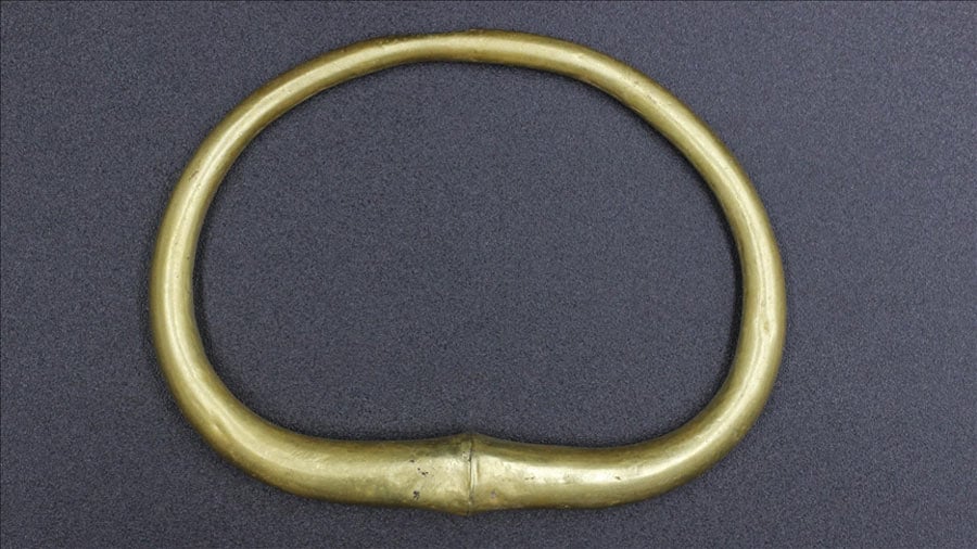 Brazalete tubular dorado encontrado en el sitio de Mersin. (Agencia Anadolu)