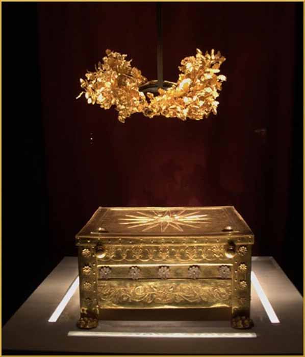 Larnax dorado con el sol de Vergina en la tapa que contiene los restos del entierro del rey Felipe II de Macedonia y la corona real dorada. Museo Verginia (DocWoKav/CC BY-SA 4.0)
