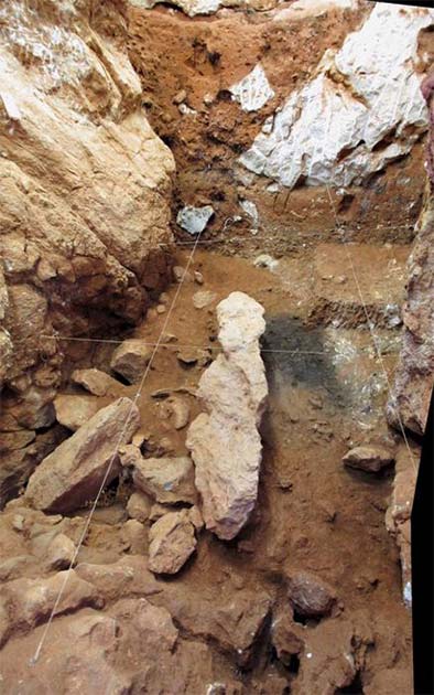 Excavation in the Gruta de Oliveira. (João Zilhão)