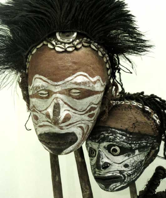 Cráneos sobremodelados de Nueva Guinea. El pueblo iatmul preservó los cráneos de parientes y enemigos cubriéndolos con arcilla y luego pintándolos. (Edén, Janine y Jim/Flickr)