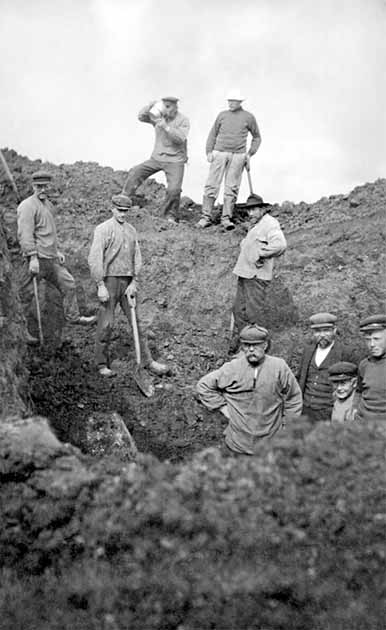Haakon Shetelig excavating the Salhushaugen mound in 1906 or 1912. (University Museum of Bergen/ CC BY-SA 4.0)