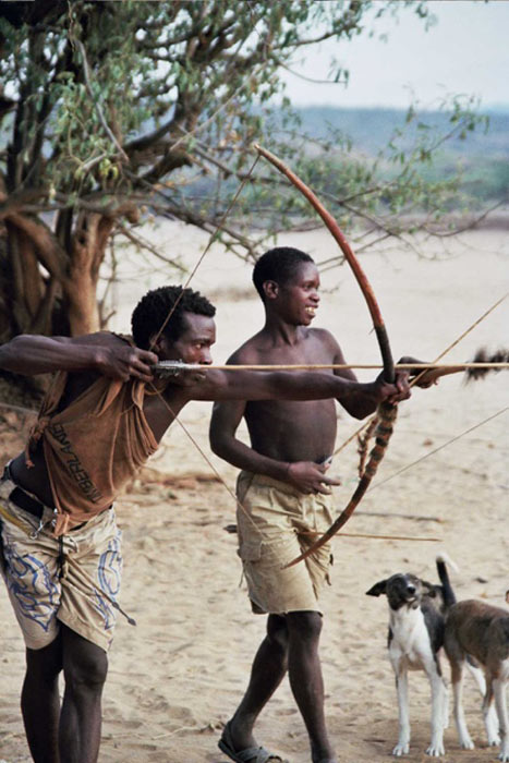 Hombres Hadzabe con arco y flecha. (Idobi/CC BY-SA 3.0)