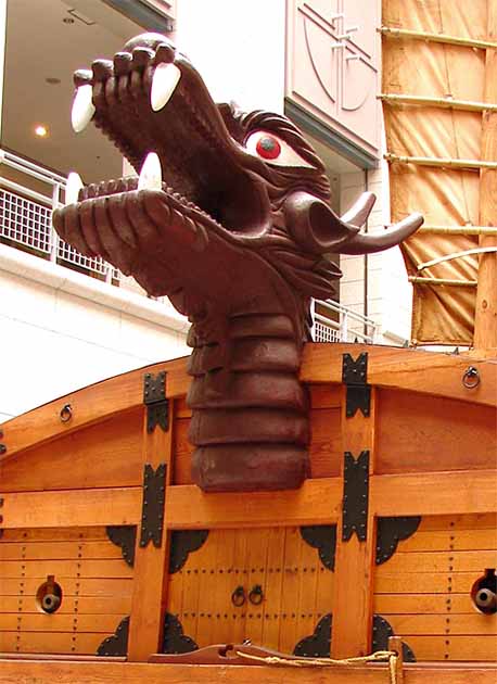 La cabeza del dragón en el barco tortuga en el museo War Memorial of Korea. (Steve46814 / CC BY-SA 3.0)