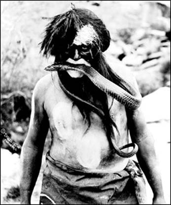 ШАМАНОВ - Фото шаманов 20 века - Страница 2 Hopi-Snake-dancer_1