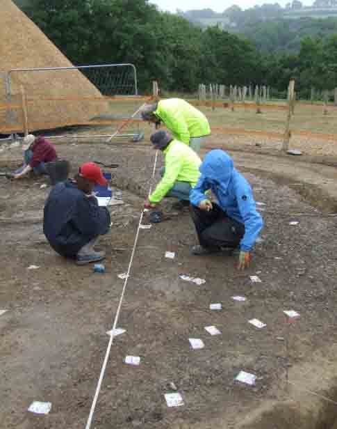 Les fouilles sur le site révèlent des vestiges récents de l'âge du plastique.  (H. Mytum / Antiquity Publications Ltd)