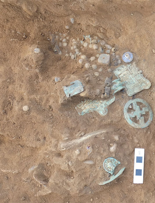 Cuentas y broches encontrados en una de las tumbas en el sitio de Overstone. (MOLA)