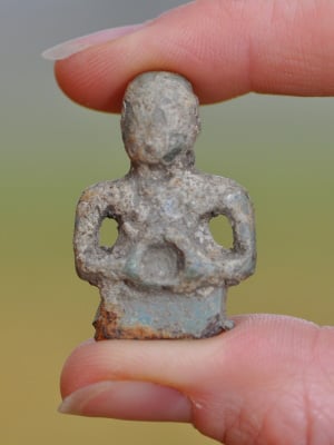 La figura humanoide tal como se encontró por primera vez en la finca de Wimpole. (Confianza Nacional / Arqueología de Oxford)