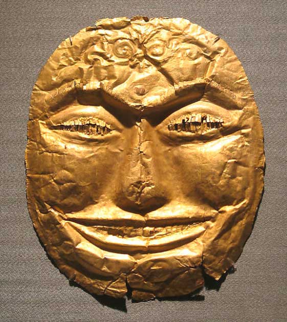 A very happy-looking, gold funerary mask, 14th century, Indonesia (Java, Majapahit) (Met Museum / Public Domain)