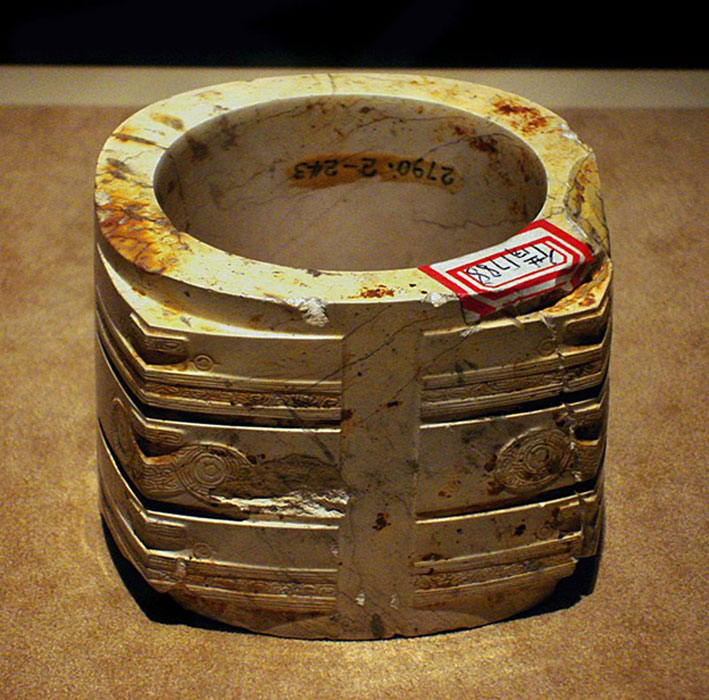 Jade cong vase with depiction of taotie demon on its corners  from Liangzhu culture, (3300 - 2200 BC.) lower Yangzi River Valley (CC BY-SA 2.5)