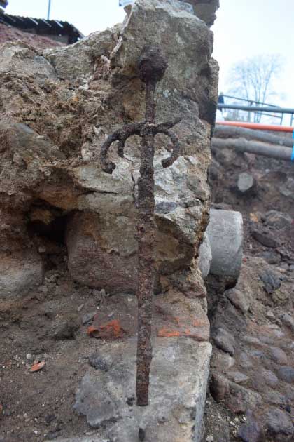 Excavations in Kalmar revealed, in the now exposed 17th century basement, lay the lost weapons of a Danish soldier. (Arkeologerna)