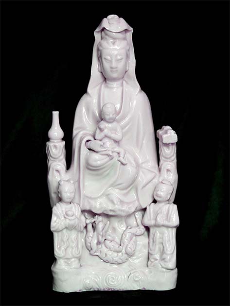 Una supuesta estatua de Maria Kannon. Durante la prohibición japonesa del cristianismo, los kakure kirishitan o cristianos ocultos disfrazaron a la Virgen María como un Kannon budista. (Dominio publico)