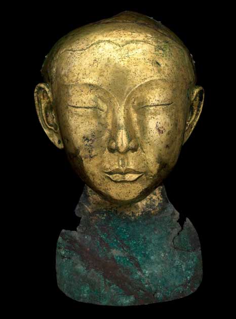 Máscara funeraria de una mujer joven de los khitanes seminómadas, dinastía Liao (907-1125), China (Artsmia / Dominio público). Los Liao solían usar máscaras funerarias de oro o bronce dorado en los entierros de personas importantes. Se cree que estas máscaras eran retratos de los difuntos.