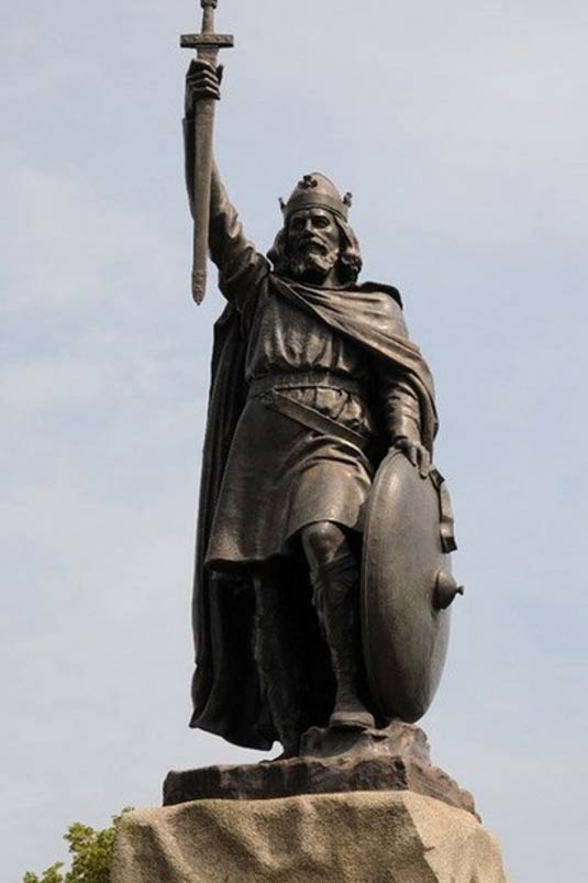 Famosa estatua del rey Alfredo el Grande en Broadway en Winchester.