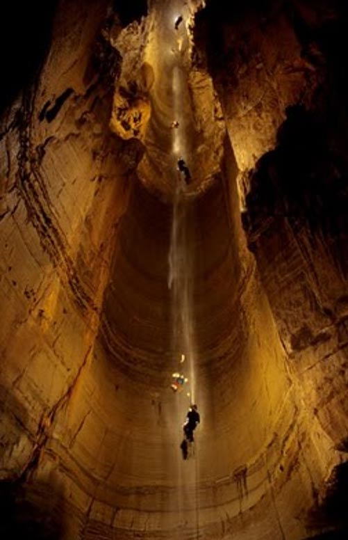 numai experții cu înaltă pregătire ar trebui să intre în peștera Krubera, deoarece este incredibil de periculoasă