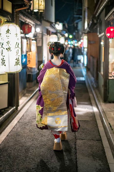 A modern geisha in in Kyoto, Japan. (eyetronic /Adobe Stock)