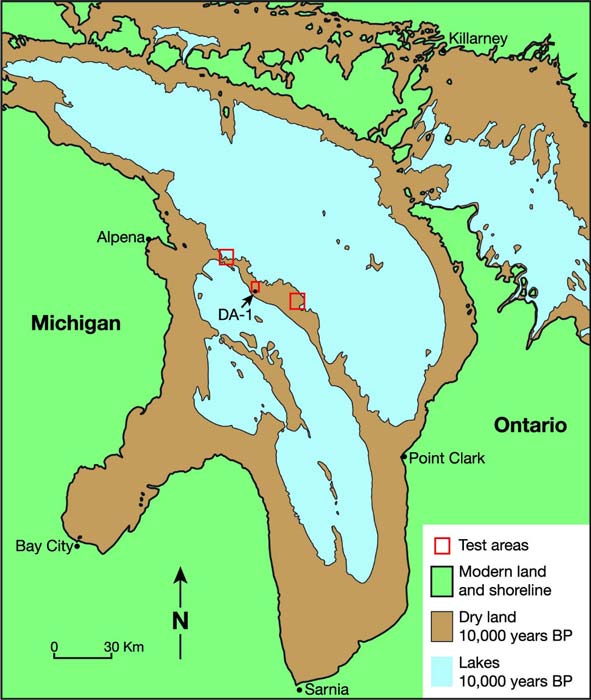 Mapa de la cuenca del lago Huron. Las áreas sombreadas en verde representan la costa moderna y la superficie terrestre; las áreas marrones representan tierra seca durante la depresión del lago Stanley, y el azul representa la ubicación de los lagos hace unos 10.000 años. Los rectángulos rojos representan las áreas donde se han llevado a cabo investigaciones arqueológicas. Se indica la ubicación de los hallazgos de obsidiana, muestra DA-1. (MÁS UNO)