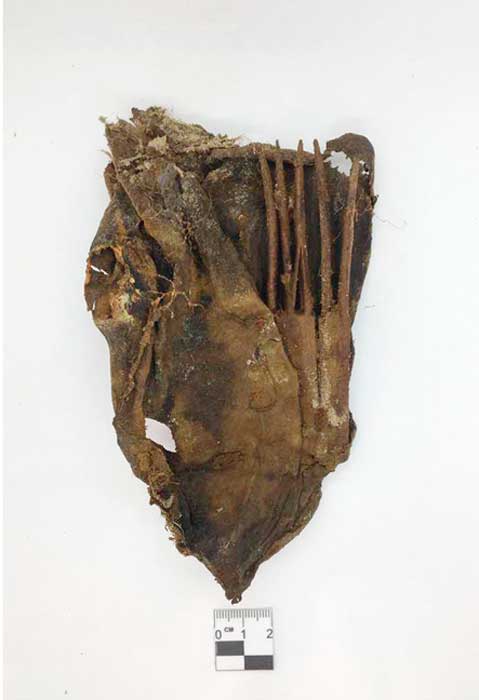 Leather bag with wooden comb found in the burial 27. Images: Institute for the History of Material Culture