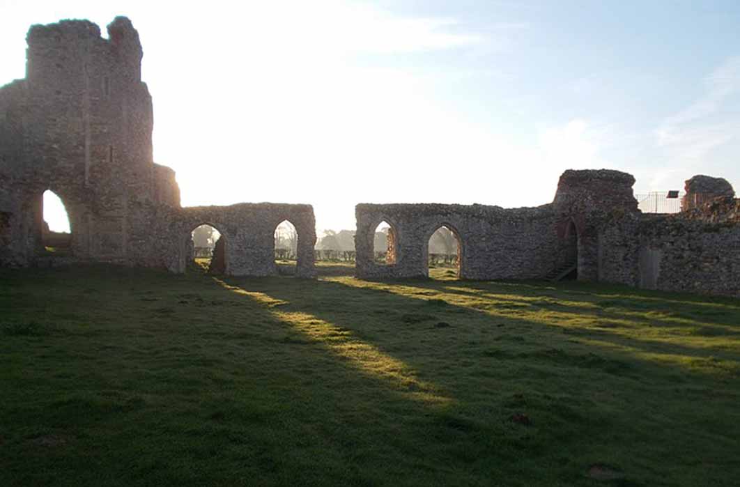 Leiston Abbey cloister garth at dawn (Eebahgum /CC BY-SA 4.0)