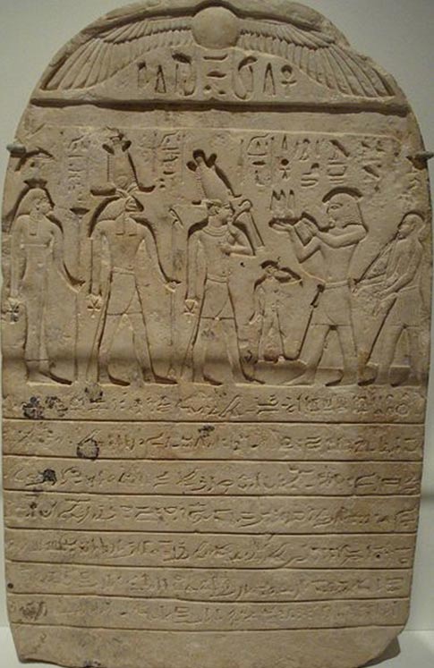 Donación de piedra caliza-estela de Mendes, 3er Período Intermedio, Dinastía XXII.  La inscripción celebra una donación de tierra a un templo egipcio y maldice a cualquiera que use mal o se apropie de la tierra.
