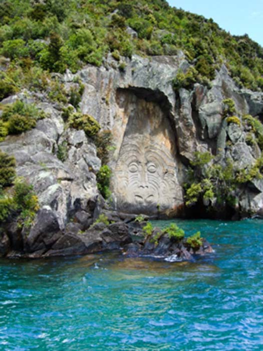Maori rock carvings at Mine Bay on Lake Taupō. (QFSE Media / CC BY-SA 3.0 NZ)