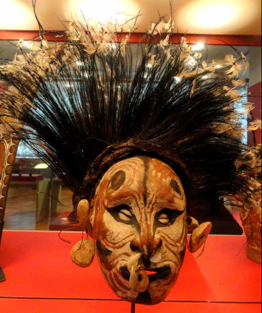 Máscara de calavera sobremodelada con plumas de casuario, Papúa Nueva Guinea. (Dominio publico)