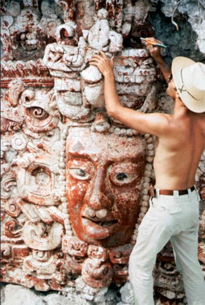 Maya temple façade at Placeres, Mexico, being looted. (Credit: Donna Yates. Provided by David Friedel and reproduced with permission from the original photographer/Antiquity Publications Ltd)