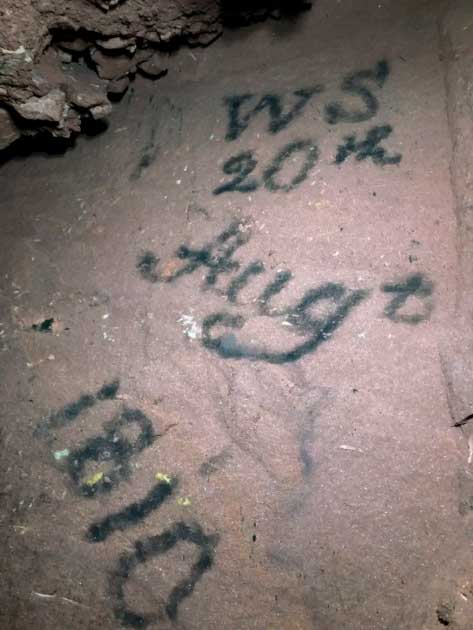 El mensaje dejado en el hollín de las velas es una señal del cierre de la mina, en la época de las guerras napoleónicas. (© Ed Coghlan/Club de espeleología de Derbyshire vía National Trust)